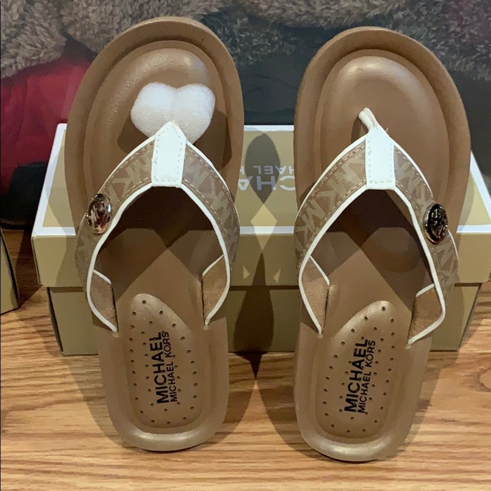 Brand new Michael Kors flip flop for girls size 4